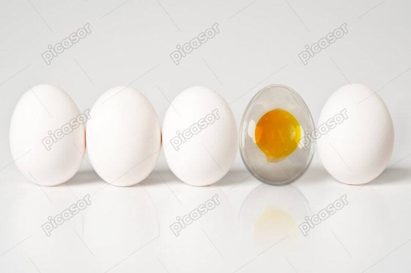 عکس پس زمینه ردیف تخم مرغ سالم و تخم مرغ شیشه ای شده با زرده تخم مرغ - تصویر پس زمینه تخم مرغ سالم و شفاف