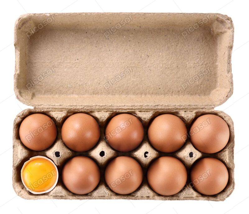 عکس شانه تخم مرغ رسمی محلی سالم و شکسته با زرده تخم مرغ - تصویر پس زمینه شانه تخم مرغ های قهوه ای