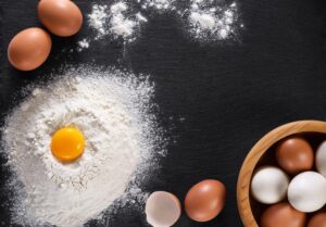 عکس پس زمینه آرد و زرده تخم مرغ و تخم مرغهای محلی - تصویر پس زمینه شیرینی پزی کیک پزی با آرد و تخم مرغ
