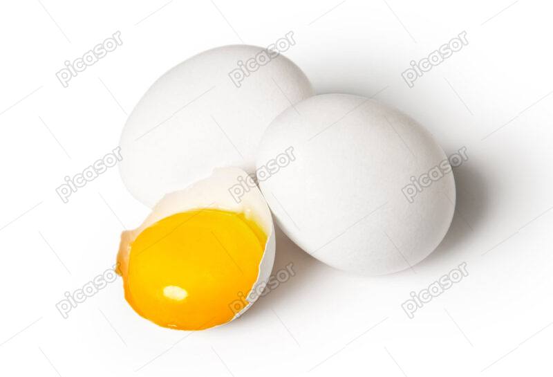 عکس تخم مرغ سالم و شکسته شده با زرده تخم مرغ - تصویر 2 تخم مرغ سالم و شکسته زمینه سفید