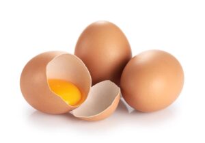 عکس تخم مرغ محلی رسمی سالم و شکسته با زرده تخم مرغ - تصویر تخم مرغ قهوه ای سالم و شکسته شده