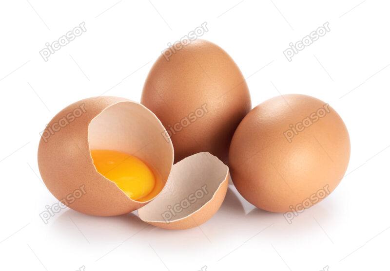 عکس تخم مرغ محلی رسمی سالم و شکسته با زرده تخم مرغ - تصویر تخم مرغ قهوه ای سالم و شکسته شده