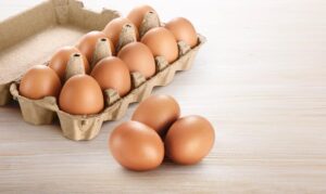 عکس شانه تخم مرغ رسمی محلی سالم - تصویر پس زمینه شانه تخم مرغ های قهوه ای