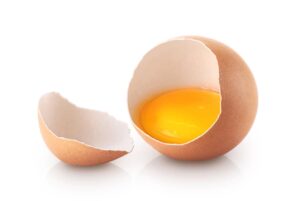 عکس تخم مرغ رسمی محلی شکسته با زرده تخم مرغ - تصویر تخم مرغ قهوه ای شکسته شده