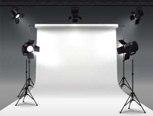وکتور استودیو عکاسی با پرده سفید و نور افکن