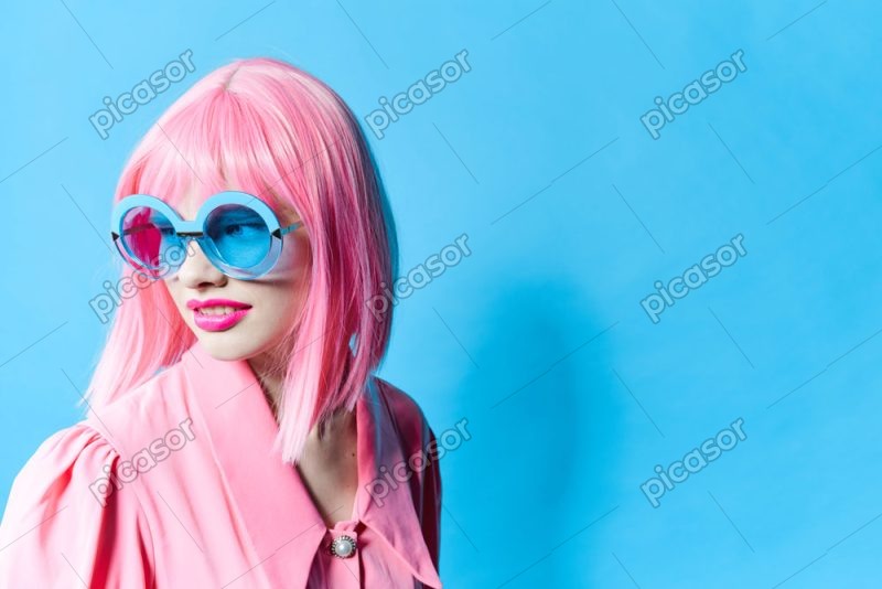 عکس دختر فشن با لباس صورتی و عینک آبی