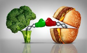 عکس بروکلی و همبرگر طرح غذاهای سالم و ناسالم - عکس پس زمینه رژیم غذایی سالم و ناسالم