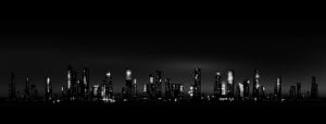 وکتور نمای شهر در شب با ساختمانهای روشن - وکتور ساختمانهای بلند شهر در شب