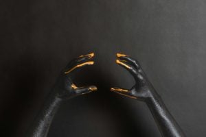 عکس پس زمینه فرم هنری حالت دست زن - عکس دست با رنگ مشکی و نارنجی