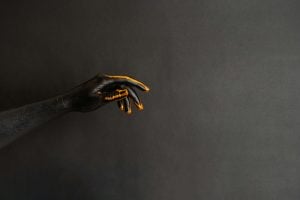 عکس پس زمینه فرم هنری حالت دست زن - عکس دست با رنگ مشکی و نارنجی
