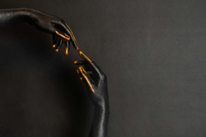 عکس پس زمینه حالت دست زن - عکس دست با رنگ مشکی و نارنجی